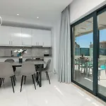 Lea - Brand New Modern Villa! * Gaitani