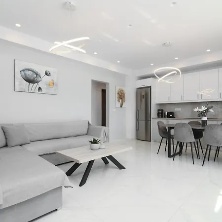 Lea - Brand New Modern Villa! * Gaitani