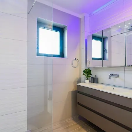 Villa Lea - Brand New Modern Villa!