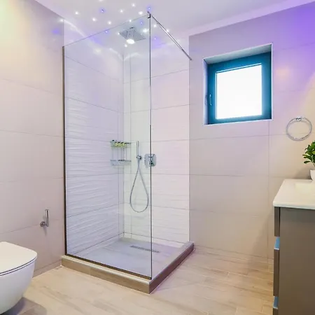 Lea - Brand New Modern Villa!